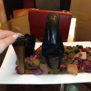 Guissep,The price is firm 125 dollars is 200%  authentic